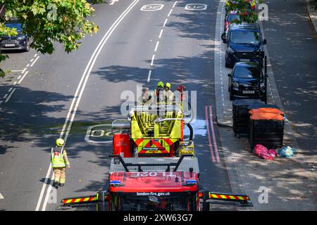 London, Großbritannien, 17. August 2024, das Somerset House Fire begann mittags und wurde schließlich nach 15 Uhr gelöscht. Dieses denkmalgeschützte Gebäude verfügt über bedeutende Kunstwerke von unschätzbarem Wert. Glücklicherweise kam es in den Büros an der Vorderseite des Gebäudes zu einem Brand. Alle Veranstaltungen wurden bis auf weiteres abgesagt. Das Feuer hatte über 100 Feuerwehrleute und über 20 Feuerwehrfahrzeuge, um das Feuer zu löschen, das auf dem Dach ausbrach., Andrew Lalchan Photography/Alamy Live News Stockfoto