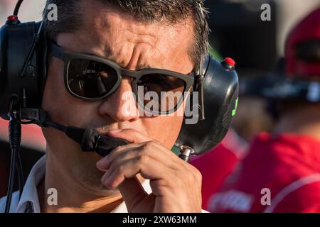 Madison, Il, USA. August 2024. RICARDO JUNCOS, der Teambesitzer DER NTT INDYCAR-SERIE, beobachtet, wie sich seine Teams auf die Bommarito Automotive Group 500 auf dem World Wide Technology Raceway in Madison, IL, vorbereiten. (Kreditbild: © Walter G. Arce Sr./ASP via ZUMA Press Wire) NUR REDAKTIONELLE VERWENDUNG! Nicht für kommerzielle ZWECKE! Stockfoto