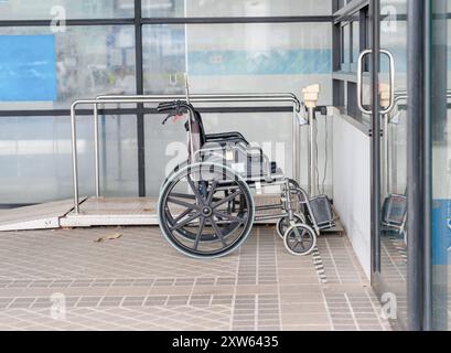 Leerer Rollstuhlparkplatz vor der Notaufnahme im Krankenhaus, Servic Patient vorbereiten. Stockfoto