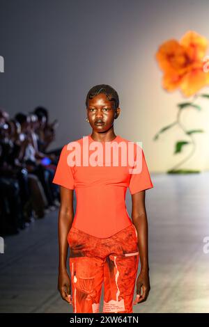 London, UK, 16. August 2024, Fashion in Motion, Orange Culture des nigerianischen Modedesigners Adebayo Oke-Lawal war im Victoria & Albert Museum zu sehen. Die Entwürfe basieren auf einem ganzheitlichen Designansatz, der sich mit Themen wie Identität, Zugehörigkeit und Nachhaltigkeit befasst. Fashion in Motion ist eine kostenlose Catwalk Show, die in einem Museum stattfindet. Andrew Lalchan Photography/Alamy Live News Stockfoto