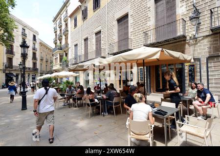 Bars und Restaurants auf der Plaza del Pi in Barcelona, Spanien. Stockfoto