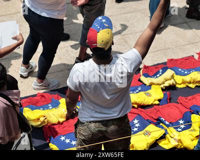 Mexiko-Stadt, Mexiko. August 2024. Die venezolanische Gemeinde in Mexiko protestiert am 17. August 2024 in Mexiko-Stadt gegen einen Wahlbetrug in Venezuela durch Präsident Nicolás Maduro. Etwa tausend Venezolaner versammelten sich am Denkmal für die Revolution der CDMX, um Unterstützung von Präsident Andres Manuel Lopez Obrador und der internationalen Gemeinschaft zu fordern. (Foto: Josue Perez/SIPA USA) Credit: SIPA USA/Alamy Live News Stockfoto