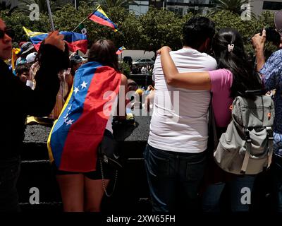 Mexiko-Stadt, Mexiko. August 2024. Die venezolanische Gemeinde in Mexiko protestiert am 17. August 2024 in Mexiko-Stadt gegen einen Wahlbetrug in Venezuela durch Präsident Nicolás Maduro. Etwa tausend Venezolaner versammelten sich am Denkmal für die Revolution der CDMX, um Unterstützung von Präsident Andres Manuel Lopez Obrador und der internationalen Gemeinschaft zu fordern. (Foto: Josue Perez/SIPA USA) Credit: SIPA USA/Alamy Live News Stockfoto