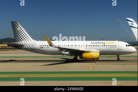 Ein Vueling-Flugzeug am Flughafen Josep Tarradellas Barcelona-El Prat. Stockfoto