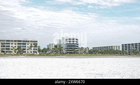 Luxus Beachfront Eigentumswohnungen zum Verkauf in Lido Key, Sarasota, FL Sarasota, Florida, USA 03.15.2024 Stockfoto