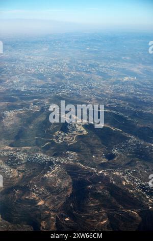 Aus der Vogelperspektive oder Rawabi-Stadt mit der Region Ramallah im Hintergrund. Westjordanland, Palästina Stockfoto