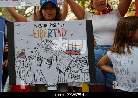 Pamplona, Spanien. August 2024. Demonstranten nehmen an der Demonstration Teil. Demonstranten und venezolanische Bürger haben sich auf den Straßen von Pamplona versammelt, um ihre Stimme gegen den Wahlbetrug zu erheben, der bei den Wahlen vom 28. Juli in Venezuela stattgefunden hat, und damit eine Kette von Ereignissen nach den Wahlen anzuprangern. 24 Morde an Jugendlichen und die Inhaftierung von mehr als 1.300 Personen wegen ihrer aktiven Teilnahme am Wahlverfahren oder als Zeugen in Wahllokalen. Quelle: SOPA Images Limited/Alamy Live News Stockfoto