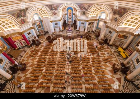 März 2023. Malta, Mosta. Die Wallfahrtskirche der Himmelfahrt unserer Lieben Frau oder Rotunde von Mosta, katholische Kirche aus dem 17. Jahrhundert. Innenraum des Ro Stockfoto