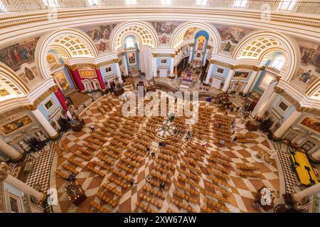 März 2023. Malta, Mosta. Die Wallfahrtskirche der Himmelfahrt unserer Lieben Frau oder Rotunde von Mosta, katholische Kirche aus dem 17. Jahrhundert. Innenraum des Ro Stockfoto