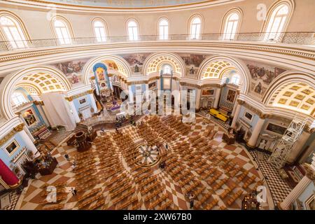 März 2023. Malta, Mosta. Die Wallfahrtskirche der Himmelfahrt unserer Lieben Frau oder Rotunde von Mosta, katholische Kirche aus dem 17. Jahrhundert. Innenraum des Ro Stockfoto