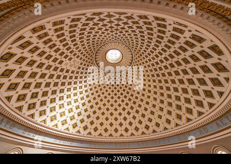 März 2023. Malta, Mosta. Die Wallfahrtskirche der Himmelfahrt unserer Lieben Frau oder Rotunde von Mosta, katholische Kirche aus dem 17. Jahrhundert. Innenraum. Ansicht von Stockfoto