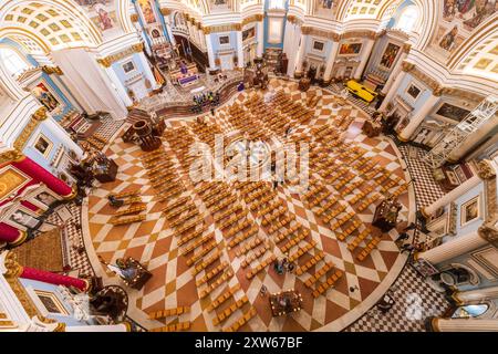 März 2023. Malta, Mosta. Die Wallfahrtskirche der Himmelfahrt unserer Lieben Frau oder Rotunde von Mosta, katholische Kirche aus dem 17. Jahrhundert. Innenraum des Ro Stockfoto