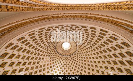 März 2023. Malta, Mosta. Die Wallfahrtskirche der Himmelfahrt unserer Lieben Frau oder Rotunde von Mosta, katholische Kirche aus dem 17. Jahrhundert. Innenraum. Ansicht von Stockfoto