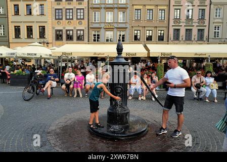 Warschau, Polen. August 2024. Ein Junge kühlt sich am 17. August 2024 in Warschau, Polen, mit gepumptem Wasser ab. Quelle: Jaap Arriens/Xinhua/Alamy Live News Stockfoto