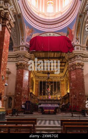 März 2023. Malta, Birgu. Stiftskirche St. Lorenz. Innenraum. Stockfoto