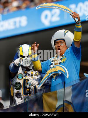 17. August 2024 Fans der Los Angeles Chargers während des Vorsaison-Fußballspiels gegen die Los Angeles Rams in Inglewood, Kalifornien. Obligatorischer Lichtschein : Charles Baus/CSM Stockfoto