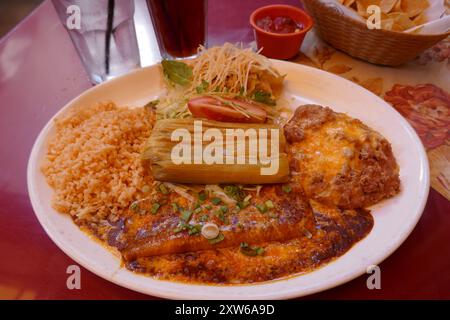 Los Angeles, Kalifornien, USA 14. August 2024 Käse Enchilada, Green Corn Tamale und Chicken Taco mit Bohnen und Reis im El Cholo Spanish Cafe Restaurant am 14. August 2024 in Los Angeles, Kalifornien, USA. Foto: Barry King/Alamy Stock Photo Stockfoto