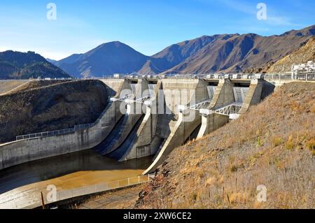 Die konkrete Hochwasserentlastung aus Lake Benmore Dam in Otago, Neuseeland. Wenn See-Spiegel ist zu Hochwasser unten dieser Überlauf in die Waitaki veröffentlicht Stockfoto