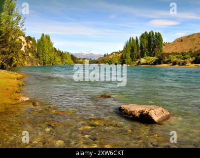 Das kristallklare Wasser des Clutha River in Otago, Neuseeland, eines der schönsten und längsten Flüsse Neuseelands und beliebt für Forellen fishi Stockfoto