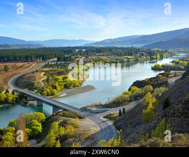 Kawarau River Bridge im Frühling mit blühenden Weidenbäumen, Otago, Neuseeland Stockfoto