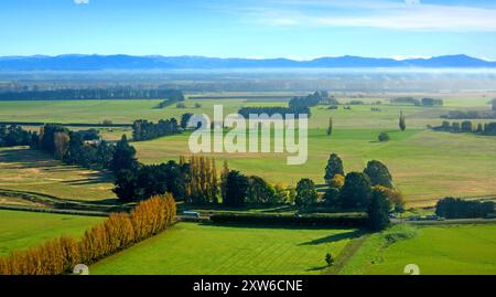 Luftaufnahme der Canterbury Plains während der Nebel löscht auf ein Herbstmorgen, Neuseeland. Im Hintergrund sind die südlichen Alpen. Stockfoto