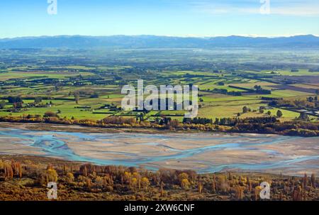 Canterbury Plains und Waimakariri River Luftaufnahme als Nebel löscht auf ein Herbstmorgen, Neuseeland. Im Hintergrund sind die südlichen Alpen. Stockfoto