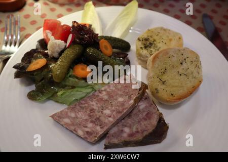 Französische Küche: Terrine und Salat in Carcassonne, Frankreich Stockfoto