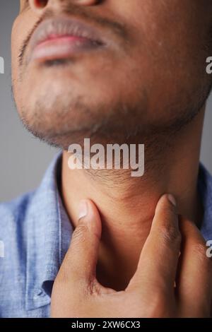 Unerkannte Mann, der Kehlschmerz aus der Nähe leidet Stockfoto