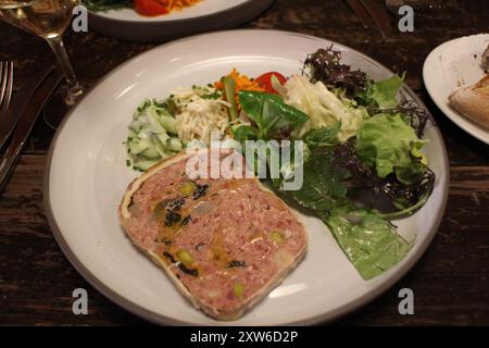 Französische Küche: Terrine und Salat in Kaysersberg, Frankreich Stockfoto