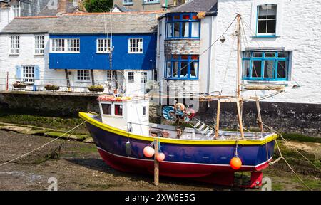 Fischerboot im Hafen von Polperro Stockfoto