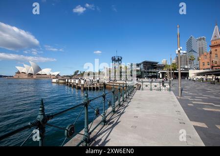 Sydney Harbour Circular Quay und Blick in Richtung Sydney Opera House am bennelong Point, Stadtzentrum von Sydney, NSW, Australien, 2024 Stockfoto