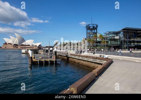 Sydney Harbour Circular Quay und Blick in Richtung Sydney Opera House am bennelong Point, Stadtzentrum von Sydney, NSW, Australien, 2024 Stockfoto