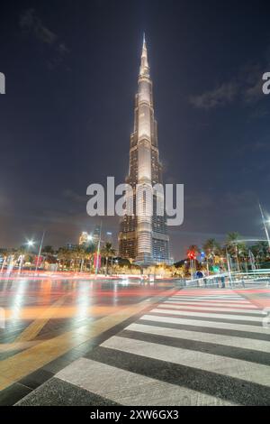 Fantastischer Blick bei Nacht auf den Crosswalk und den Burj Khalifa Tower Stockfoto