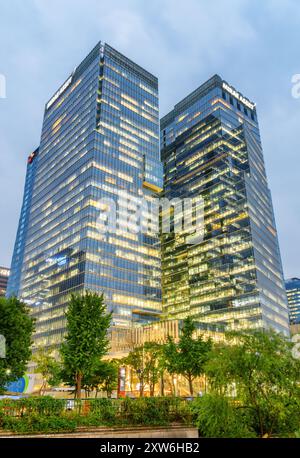 Blick von unten auf moderne Bürohochhäuser aus Glas, Seoul Stockfoto