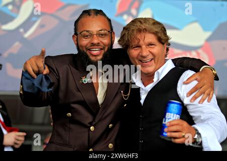 Rennfans posieren für ein Foto, während sie Rennen auf der Woodbine Racetrack in Toronto, Kanada, am 17. August 2024 anschauen. Kanadas erstes Vollblut-Pferderennen, das King's Plate, wird wegen übermäßiger Regenfälle auf der Rennstrecke aus Gründen der Pferdesicherheit ausfallen. (Foto: Mike Campbell/NurPhoto) Credit: NurPhoto SRL/Alamy Live News Stockfoto