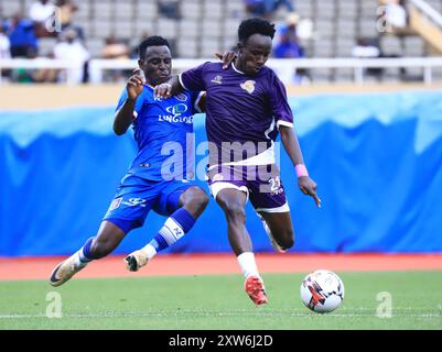 Kampala, Uganda. August 2024. Jima Kitika (R) von Commercial Bank tritt am 17. August 2024 in Kampala, Uganda, in der Vorrunde des ersten Legs zwischen Commercial Bank of Äthiopia und SC Villa of Uganda in der CAF Champions League 2024/2025 an. Quelle: Hajarah Nalwadda/Xinhua/Alamy Live News Stockfoto