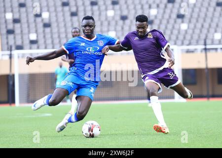 Kampala, Uganda. August 2024. Arnold Odong (L) von SC Villa und Simon Piter von Commercial Bank treten während des ersten Legs der Vorrunde zwischen Commercial Bank of Äthiopia und SC Villa of Uganda in der CAF Champions League 2024/2025 in Kampala, Uganda, am 17. August 2024 an. Quelle: Hajarah Nalwadda/Xinhua/Alamy Live News Stockfoto