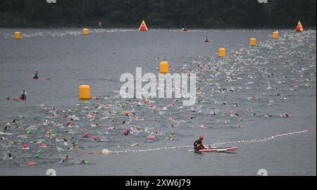 Langen, Deutschland. August 2024. Triathlon: Europameisterschaft, Ironman (3,86 km Schwimmen, 180 km Fahrrad, 42, 195 km Lauf), Männer. Die Altersklassen befinden sich auf dem Schwimmkurs in Langener Waldsee. Kredit: Arne Dedert/dpa/Alamy Live News Kredit: dpa Picture Alliance/Alamy Live News Stockfoto