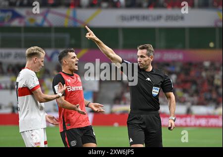 Leverkusen, Deutschland. August 2024. Von links nach rechts Chris FUEHRICH (Fuhrich)(S), Granit/Deutschland. #DFL-Vorschriften verbieten die Verwendung von Fotos als Bildsequenzen und/oder Quasi-Video # Credit: dpa/Alamy Live News Stockfoto