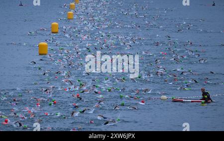 Langen, Deutschland. August 2024. Triathlon: Europameisterschaft, Ironman (3,86 km Schwimmen, 180 km Fahrrad, 42, 195 km Lauf), Männer. Die Altersklassen befinden sich auf dem Schwimmkurs in Langener Waldsee. Kredit: Arne Dedert/dpa/Alamy Live News Kredit: dpa Picture Alliance/Alamy Live News Stockfoto