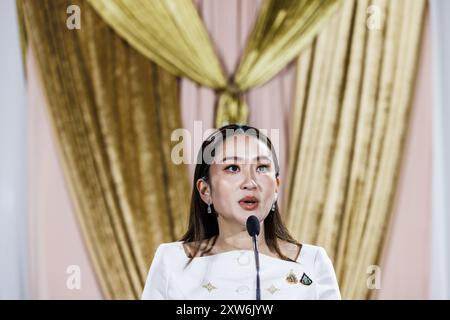 Bangkok, Thailand. August 2024. Paetongtarn Shinawatra, Premierminister von Thailand, während einer Presseveranstaltung, nachdem er am Sonntag, den 18. August 2024, in Bangkok, Thailand, die königliche Zustimmung erhalten hatte. (Kreditbild: © Andre Malerba/ZUMA Press Wire) NUR REDAKTIONELLE VERWENDUNG! Nicht für kommerzielle ZWECKE! Stockfoto