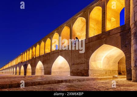 Fantastischer Blick bei Nacht auf die Allahverdi Khan-Brücke (Si-o-se-pol) Stockfoto