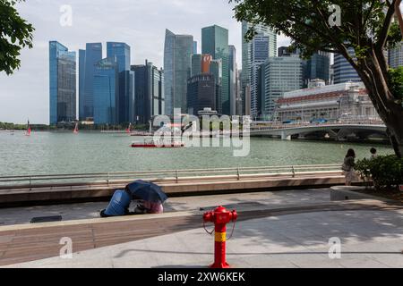 Touristen auf den Straßen genießen die Stadtbesichtigung und genießen den atemberaubenden Blick auf die moderne Skyline der Stadt. Singapur Stockfoto