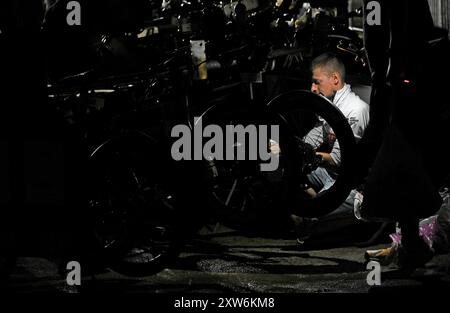 Langen, Deutschland. August 2024. Triathlon: Europameisterschaft, Ironman (3,86 km Schwimmen, 180 km Fahrrad, 42, 195 km Lauf), Männer. Im Dunkeln bereiten die Triathleten ihre Fahrräder in der Übergangszone am Langener Waldsee vor. Kredit: Arne Dedert/dpa/Alamy Live News Kredit: dpa Picture Alliance/Alamy Live News Stockfoto