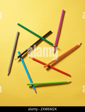 Buntstifte auf gelbem Papierhintergrund Stockfoto
