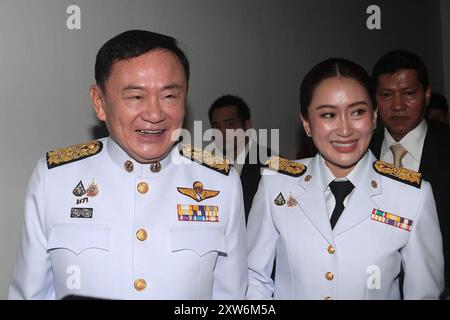 Bangkok, Thailand. August 2024. Thailands neu gewählte Premierministerin Paetongtarn Shinawatra und ihr Vater, der ehemalige Premierminister des Landes Thaksin Shinawatra, treffen am 18. August 2024 in Bangkok ein. Thailands ehemaliger Premierminister Thaksin Shinawatra wurde in eine königliche Begnadigung aufgenommen, um seine Gefängnisstrafe früher als geplant zu beenden, sagte sein Anwalt Winyat Chatmontree am Samstag. Quelle: Rachen Sageamsak/Xinhua/Alamy Live News Stockfoto