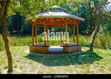 Ein hölzerner Zedernpavillon auf dem See im Stadtpark Stockfoto