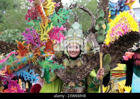 Banda Aceh, Indonesien. August 2024. Ein Student nimmt an einer kulturellen Parade Teil, um den 79. Jahrestag des indonesischen Unabhängigkeitstages in Banda Aceh, Provinz Aceh, Indonesien, am 18. August 2024 zu feiern. Quelle: Fachrul Reza/Xinhua/Alamy Live News Stockfoto