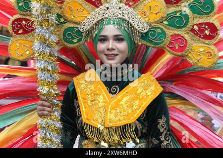 Banda Aceh, Indonesien. August 2024. Ein Student nimmt an einer kulturellen Parade Teil, um den 79. Jahrestag des indonesischen Unabhängigkeitstages in Banda Aceh, Provinz Aceh, Indonesien, am 18. August 2024 zu feiern. Quelle: Fachrul Reza/Xinhua/Alamy Live News Stockfoto