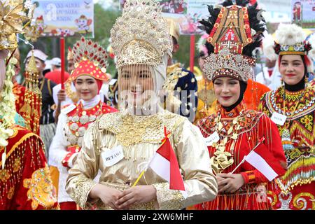 Banda Aceh, Indonesien. August 2024. Studenten nehmen an einer kulturellen Parade Teil, um den 79. Jahrestag des indonesischen Unabhängigkeitstages in Banda Aceh, Provinz Aceh, Indonesien, 18. August 2024 zu feiern. Quelle: Fachrul Reza/Xinhua/Alamy Live News Stockfoto